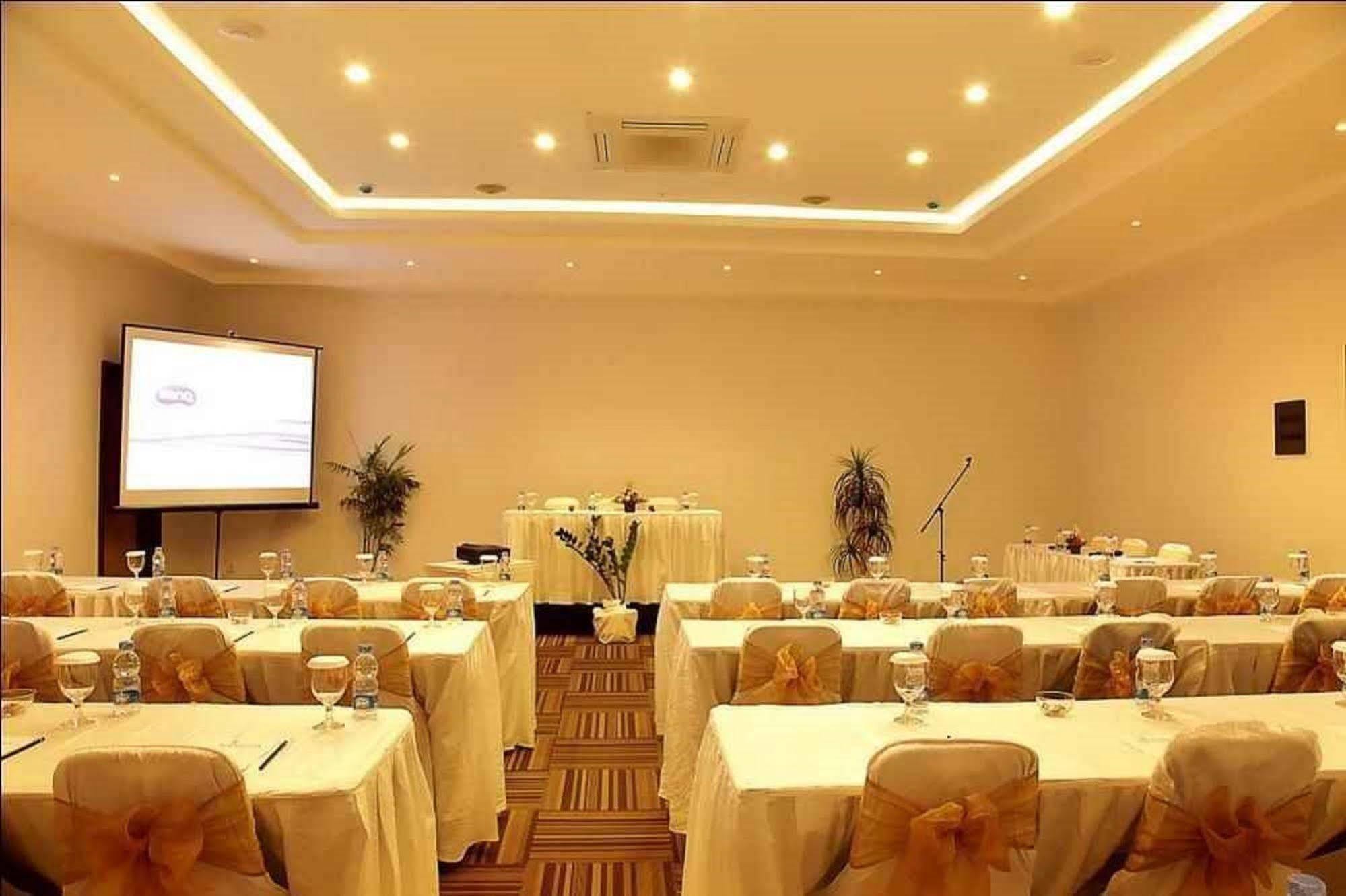 Santosa City Hotel Денпасар Екстериор снимка